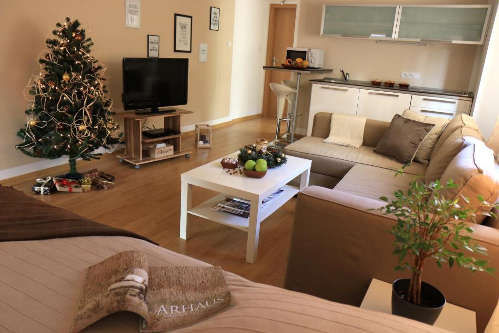 ein Wohnzimmer mit einem Weihnachtsbaum und einer Couch in der Unterkunft Chalet Tatry in Horná Lehota