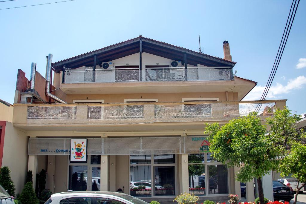 a building with a balcony on top of it at Lemon Zest in Nea Peramos