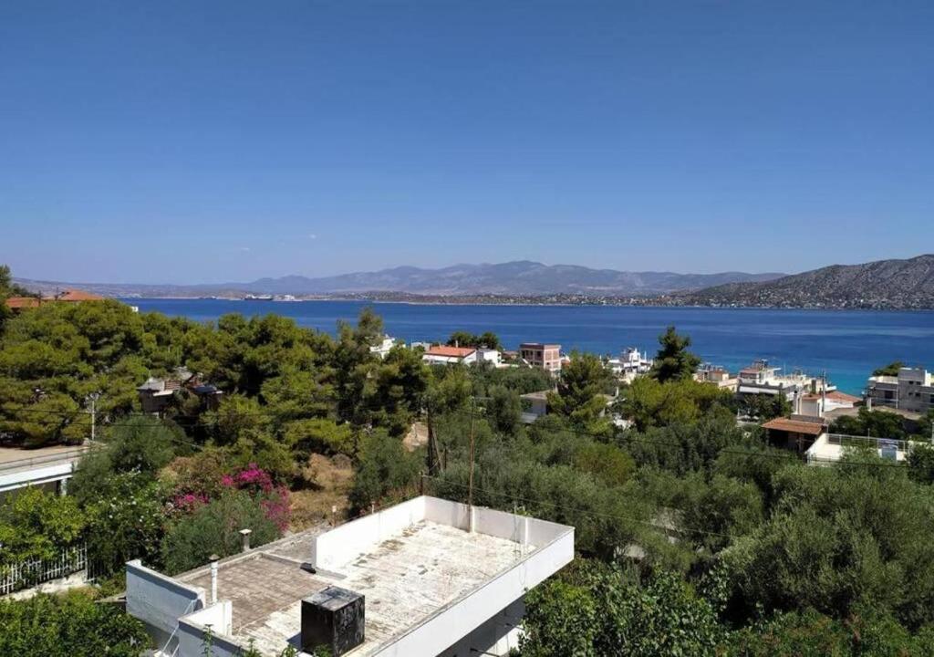 a view of the water from a building at Vens apartment 90m2 at Eantio bay. in Aiándion