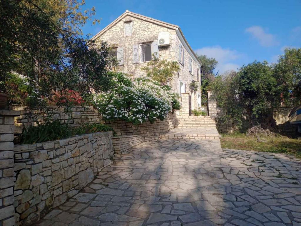 a stone path in front of a stone house at Villa Makris in Zenempisátika
