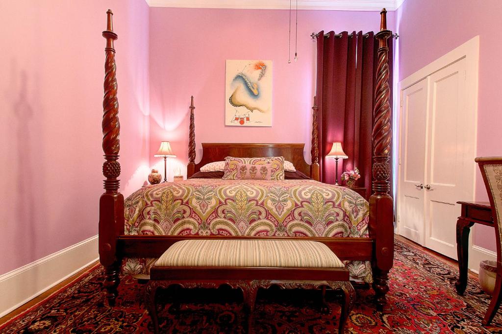 1 dormitorio con 1 cama con dosel en R&B Award Winning B&B - Adult Only en Nueva Orleans