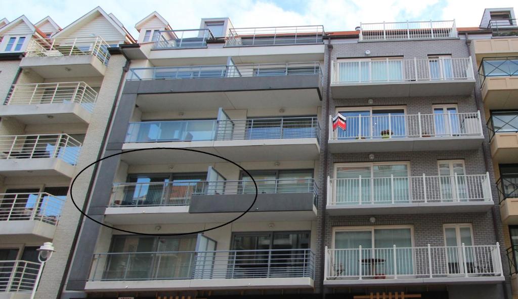 um edifício de apartamentos com varandas ao lado em Dolce Vita Nieuwpoort em Nieuwpoort