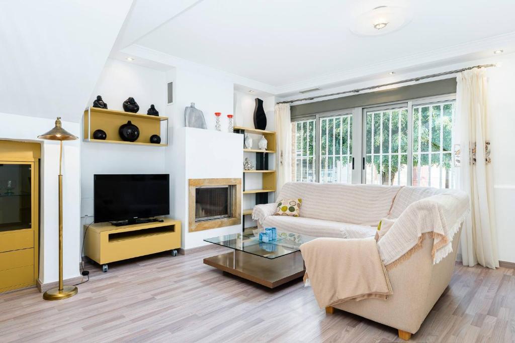 a living room with a couch and a tv at Maravillas in La Mata