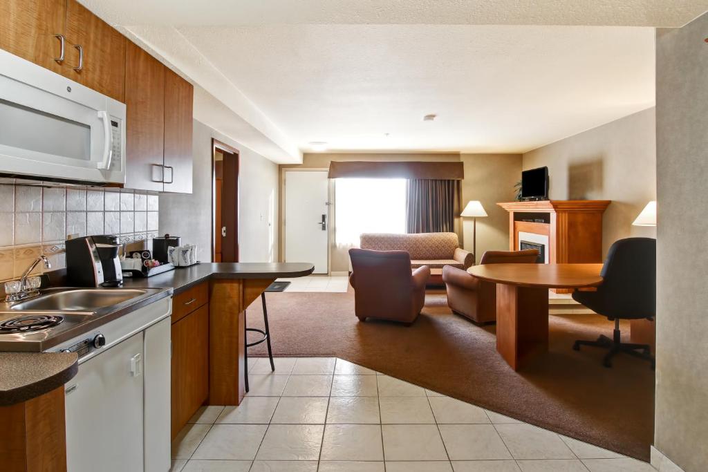 Kuchyň nebo kuchyňský kout v ubytování Ramada by Wyndham Ponoka