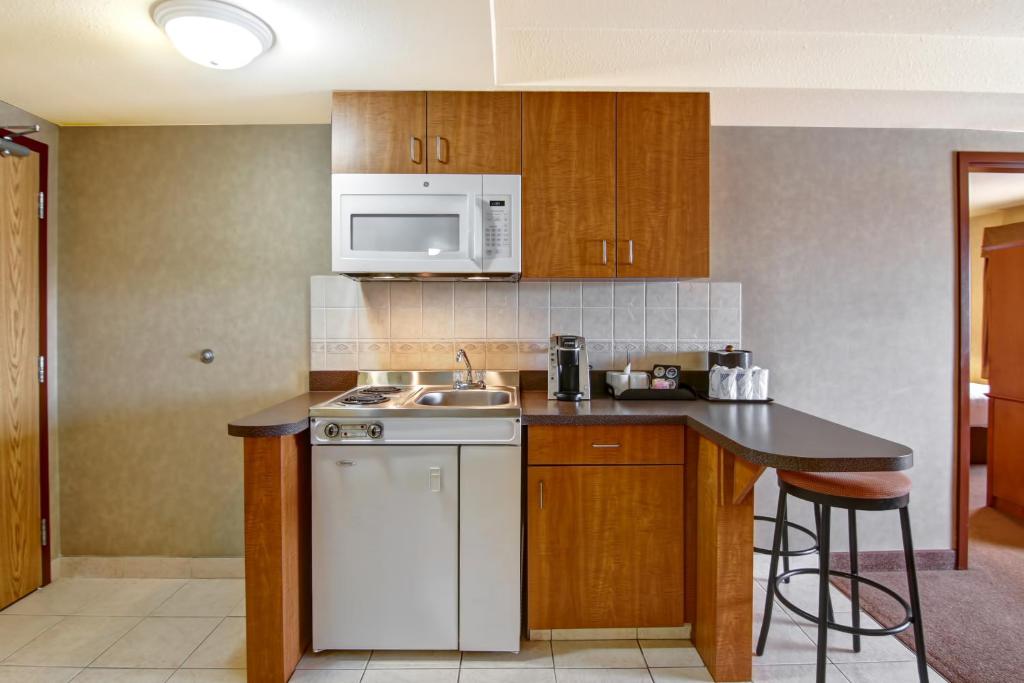 Kuchyň nebo kuchyňský kout v ubytování Ramada by Wyndham Ponoka