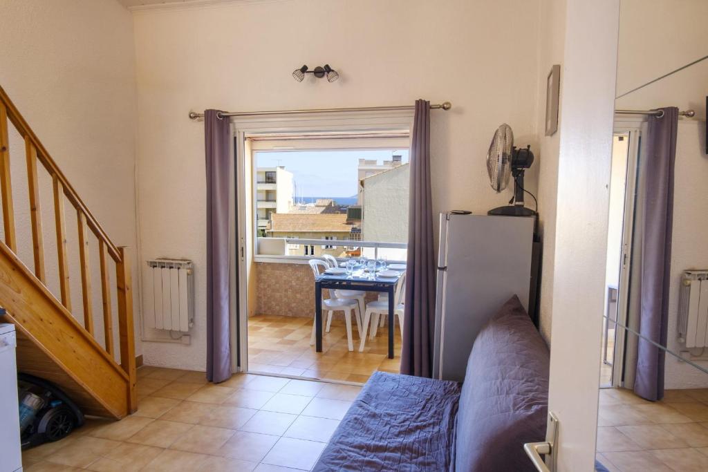Apartment with sea view 50m from the beach