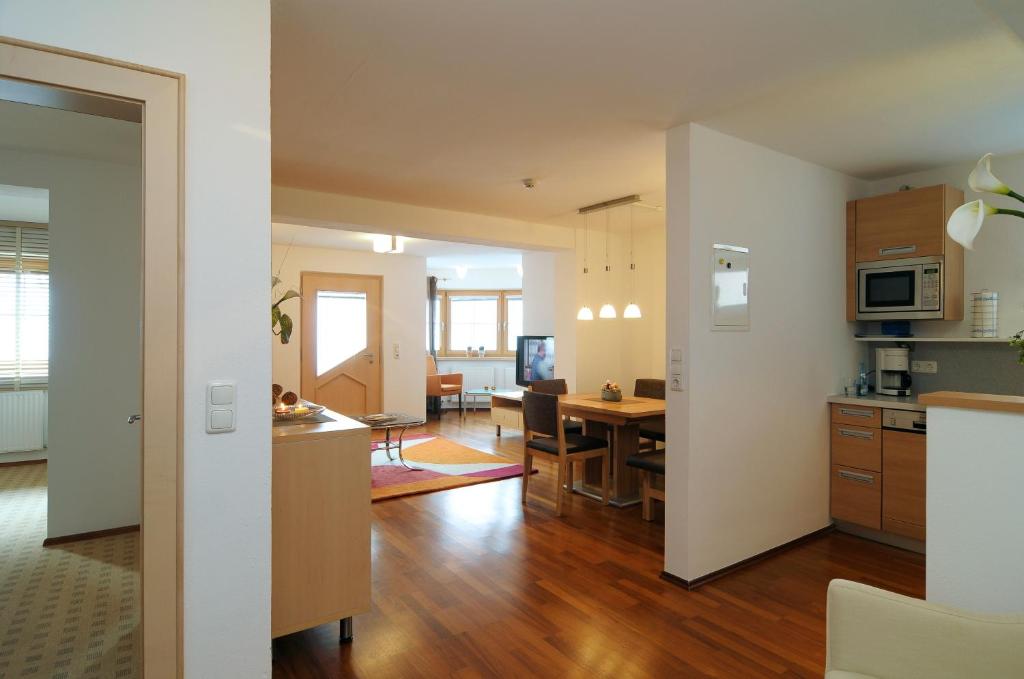 Kuchyň nebo kuchyňský kout v ubytování Hotel-Gasthof zur Schönen Aussicht