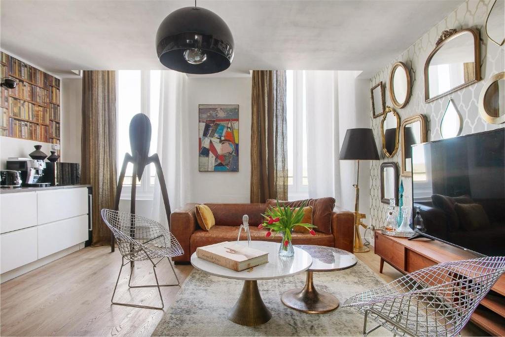 a living room with a couch and a table at Alombre in Lectoure