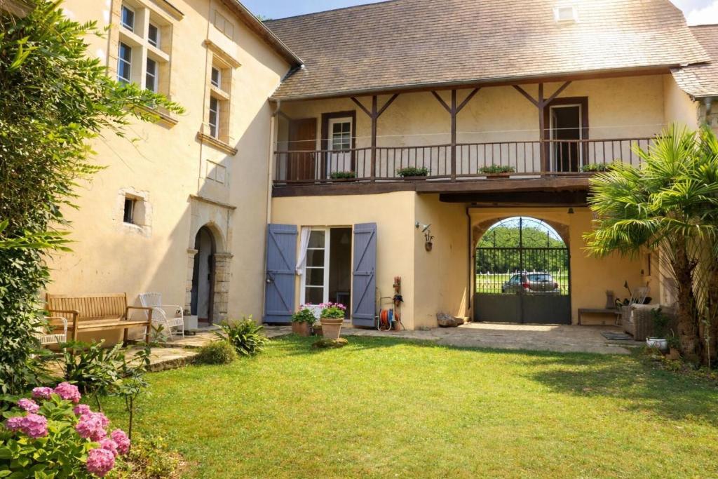an exterior view of a house with a yard at Maison luzouÉ in Cardesse
