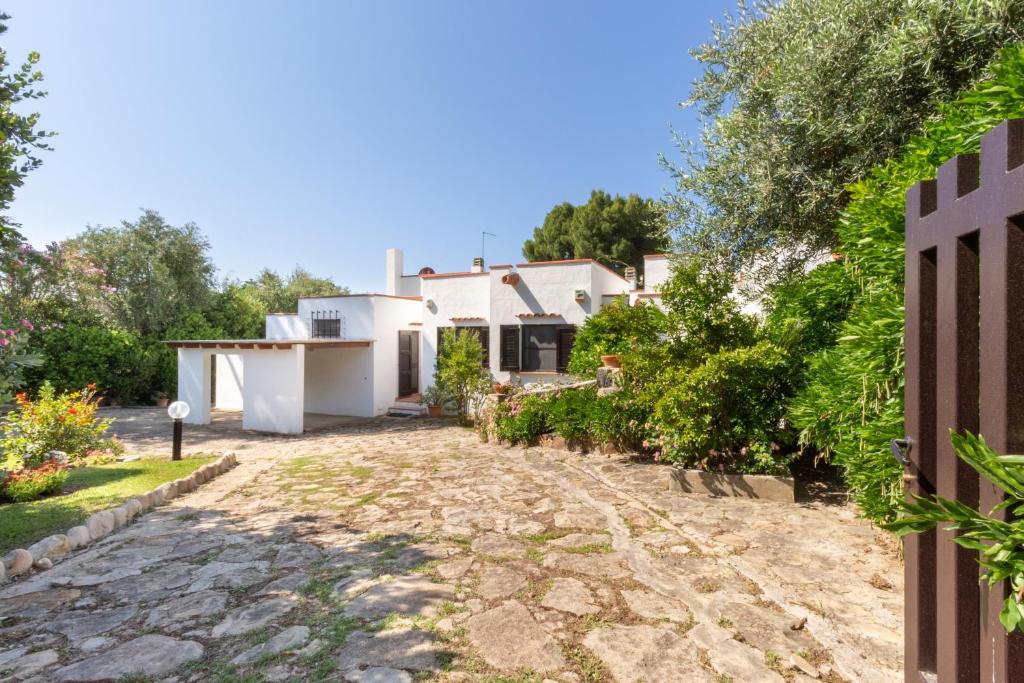 a view of the house from the driveway at Villa Terry in Marongiu