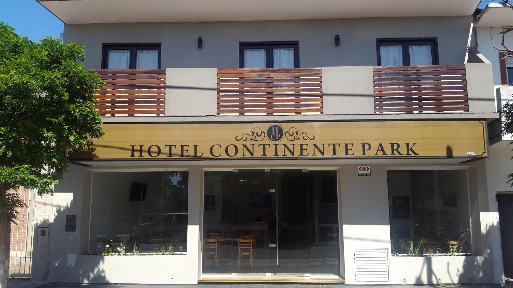 un cartel del parque de confianza del hotel en la parte delantera de un edificio en Continente Park en San Clemente del Tuyú