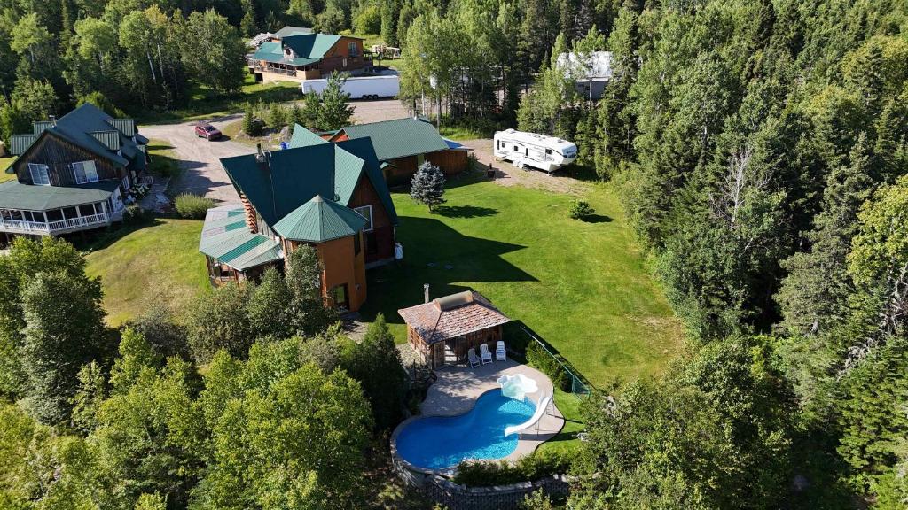 an aerial view of a house with a swimming pool and a house at Spa Swimming Pool & Nature - Chalet rang 3 in Roberval