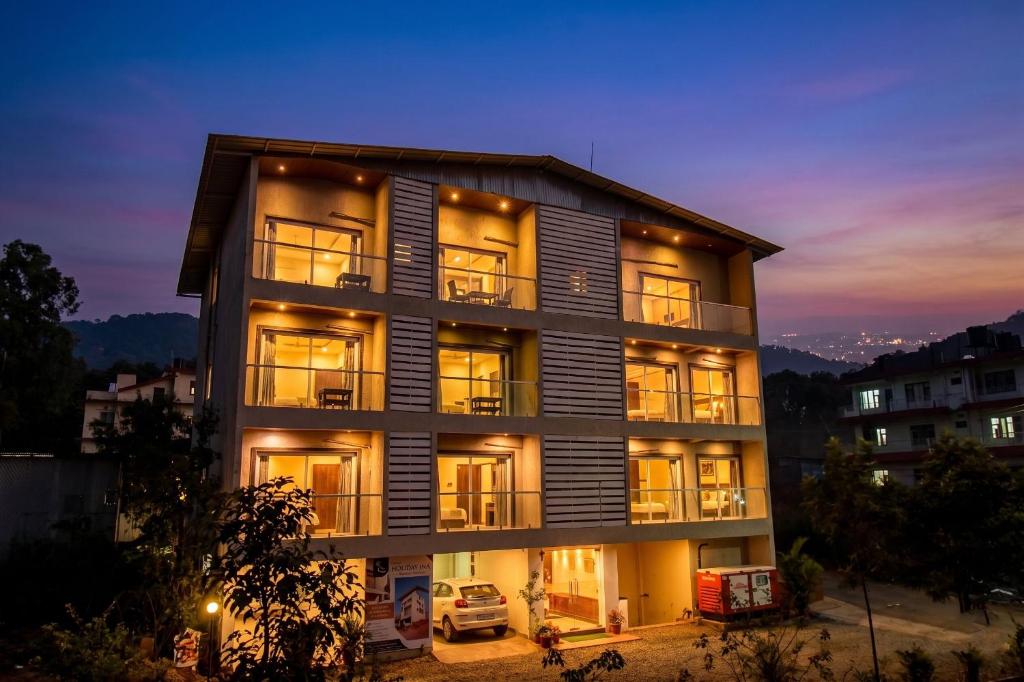 ein Gebäude mit eingeschalteter Beleuchtung in der Nacht in der Unterkunft Holiday Plus in Panchgani