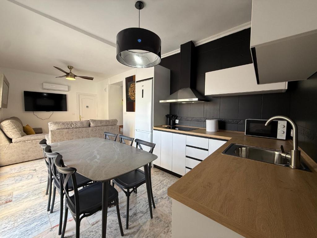 a kitchen and living room with a table and chairs at Casita Machado in Úbeda