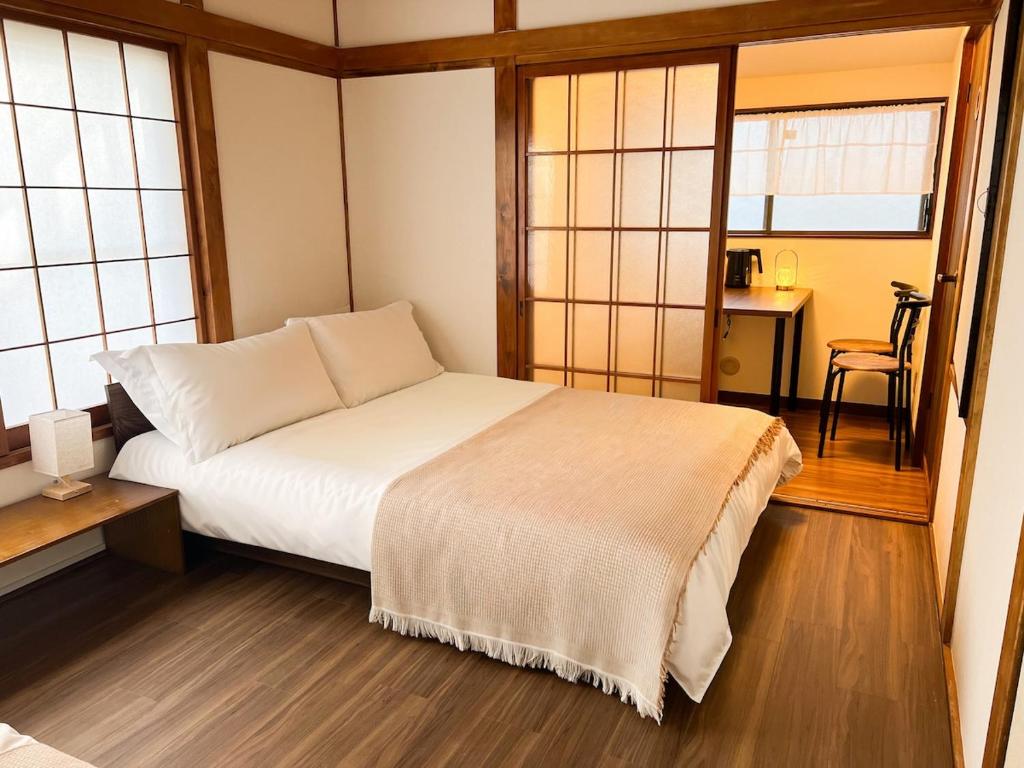 Direct train to Ikebukuro 2 min, Shinjuku 8 min, Shibuya 13 min, Entire house for 10 guests, 4 separate toilets, 3 bathrooms, Japanese garden, Licensed hotel