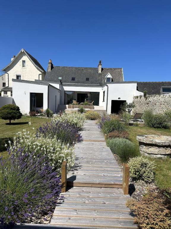 a walkway in front of a white house at Le Breizh Break Lounge in Roscoff