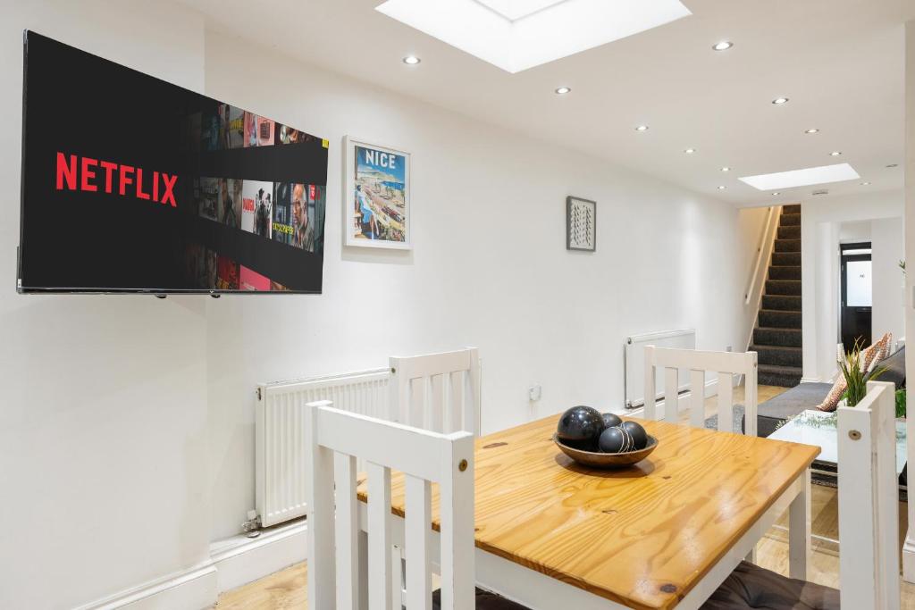 NEWLY REFURBISHED 2 BEDROOM APARTMENT IN THE HEART OF GREENWICH - 