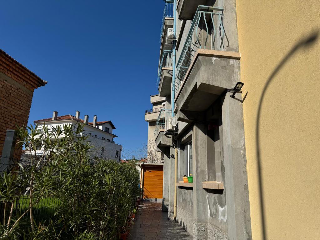 an alley between two buildings with an orange door at Семейна къща Боеви in Pomorie