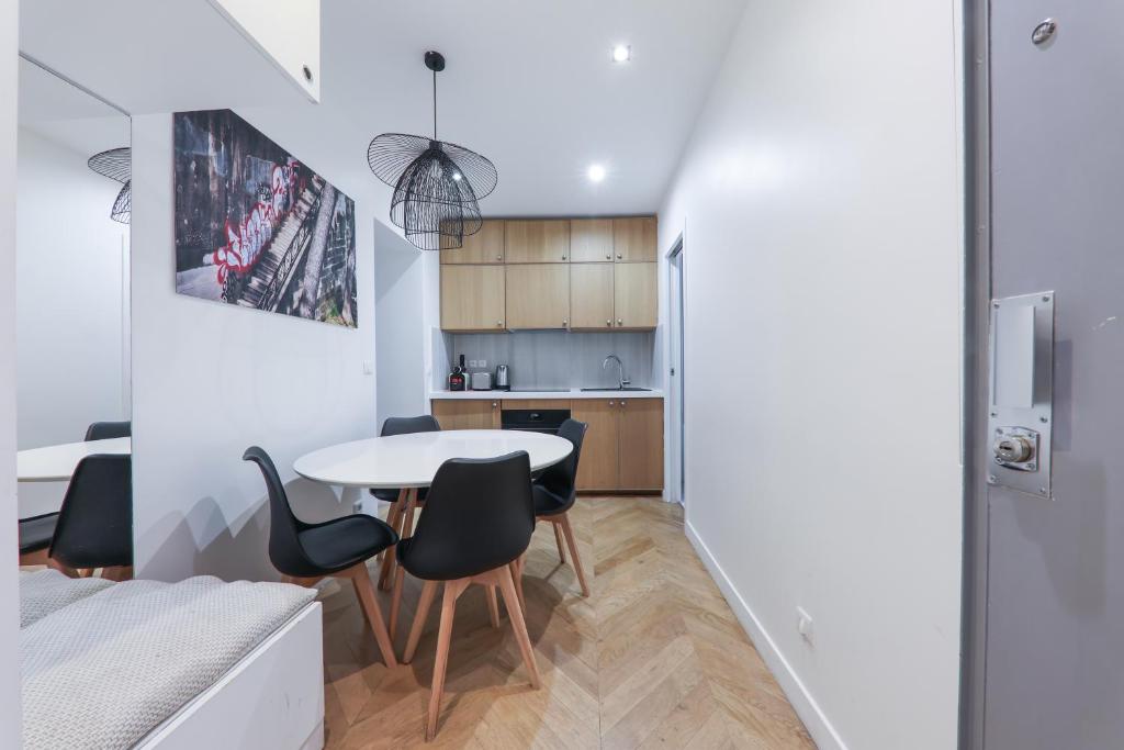 4-Star Air-Conditioned Apartment for 4, 10 min from Champs-Élysées