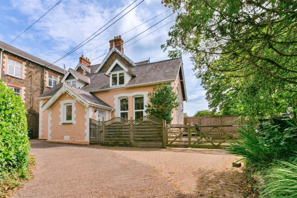 a house with a fence in front of it at Finest Retreats - Wallingbrook Lodge in Chulmleigh