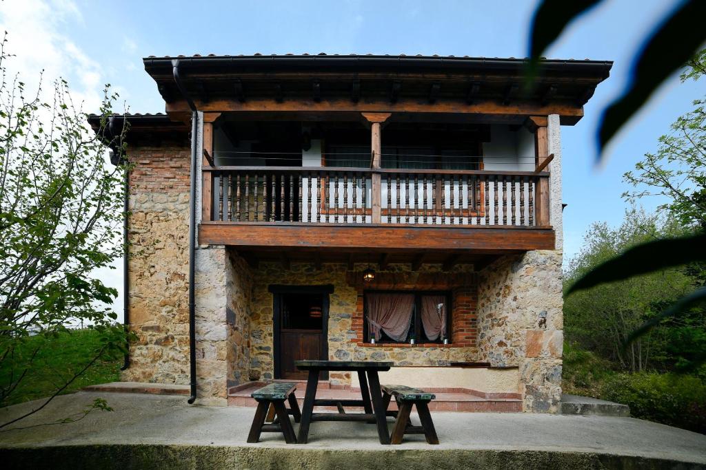 a building with a table in front of it at La Cabaña de La Nina in Beceña