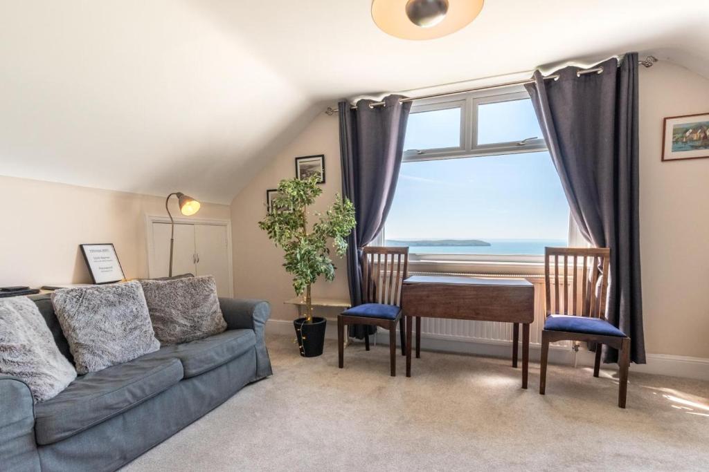 a living room with a couch and a table and a window at 1 Bed in Mortehoe oc-barri in Mortehoe