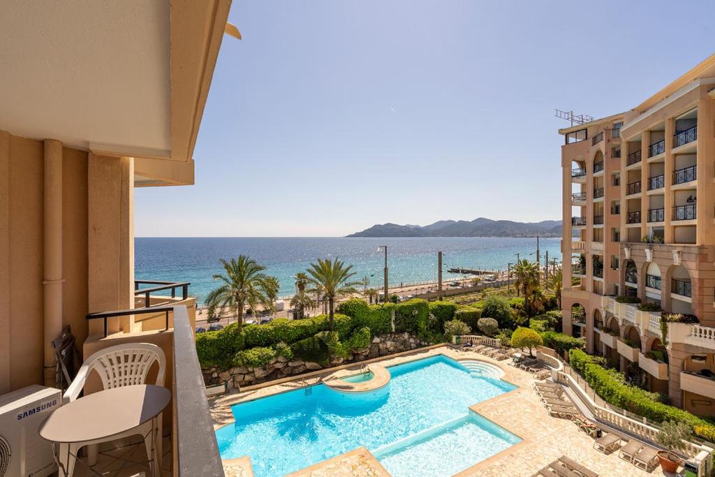 L'AZUR avec terrasse vue mer et Esterel, piscine près des plages