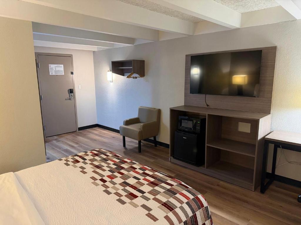 Red Roof Inn Kokomo - Habitación Deluxe Con Cama Grande, No Fumadores