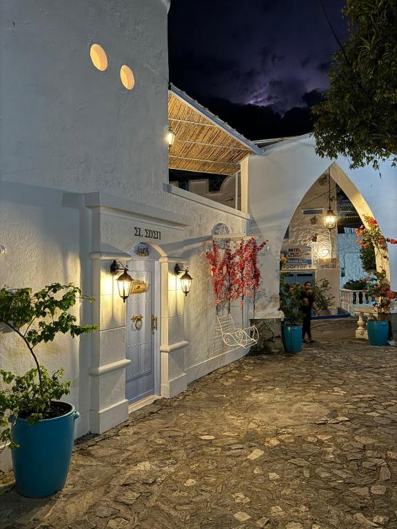 a white building with an archway and a door at Casa El Eden in Puerto Triunfo