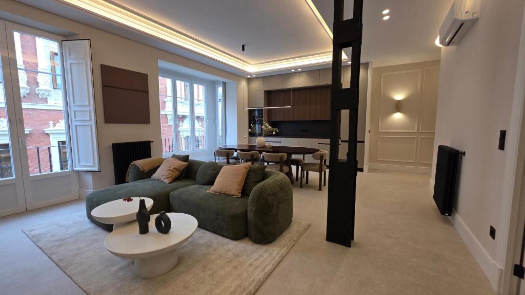 a living room with a couch and a table at LOS CUATRO CANTONES, Centro Ciudad in Palencia