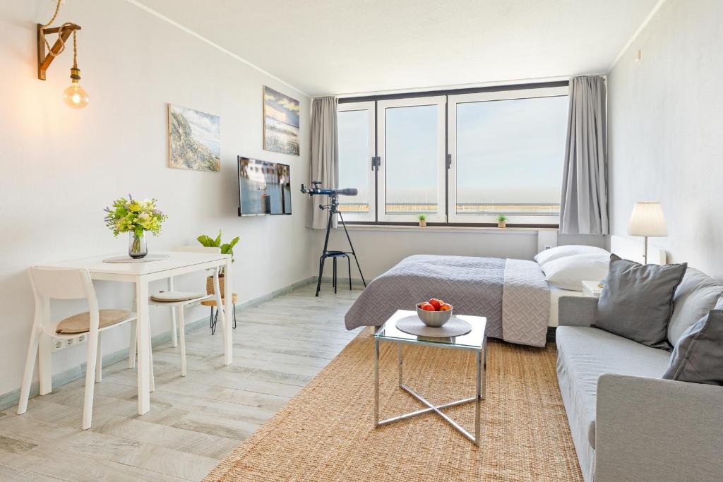 a living room with a couch and a table at Marina Wendtorf Kajüte in Wendtorf