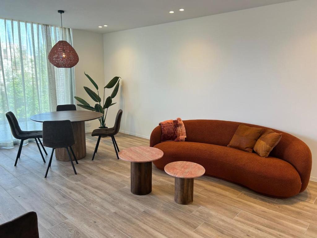 a living room with a couch and a table at Tronc Verdi in Roeselare