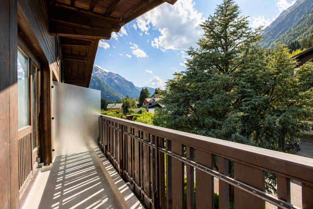 a balcony of a house with a view of the mountains at Superbe T3 en face du Brevent, Chamonix in Chamonix