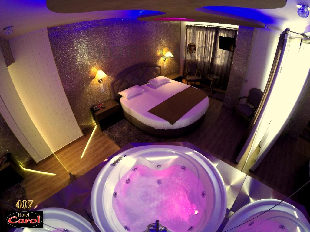 Postel nebo postele na pokoji v ubytování Carol Hotel