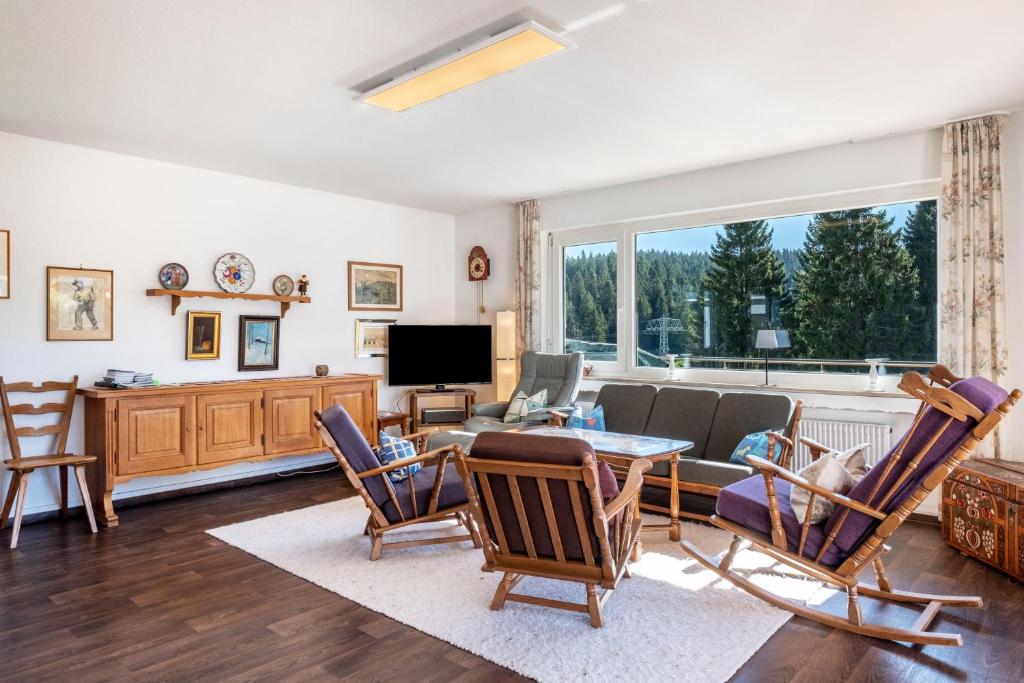 a living room with a table and chairs at Haus Gutach in Schönwald