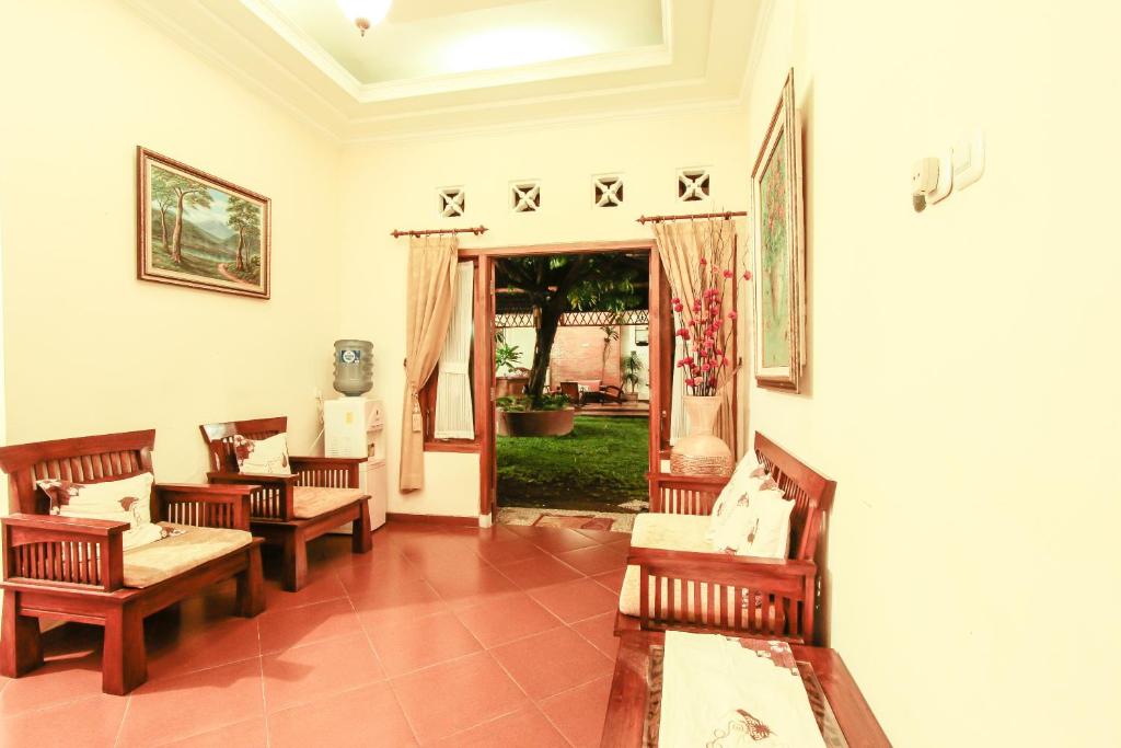 Posezení v ubytování Griya Langen Guesthouse