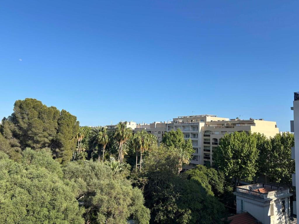 Royal Palm Juan les pins - Appartement 53M2 avec terrasse ensoleillée 5e dernier étage 200m de la plage