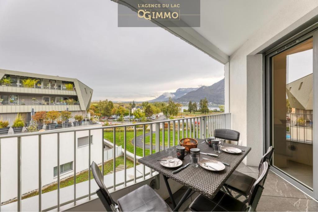 a balcony with a table and chairs and a view at View Point Trésumvibes - Appartement cosy, proche lac & vielle ville in Annecy