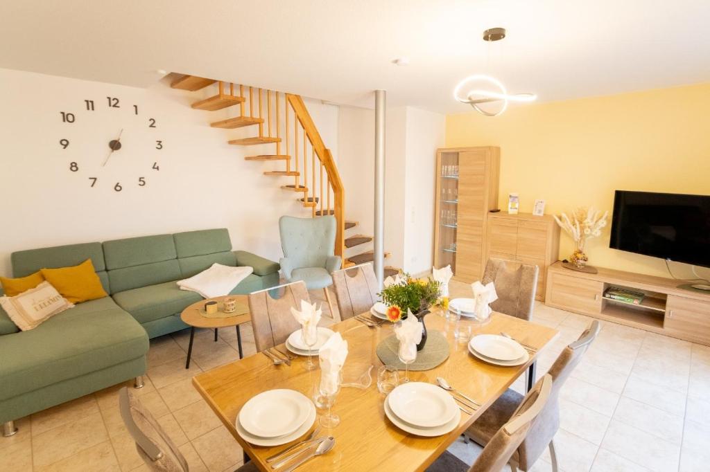 a living room with a table and a couch at Ferienwohnung Familie Täubert in Klein Uhyst