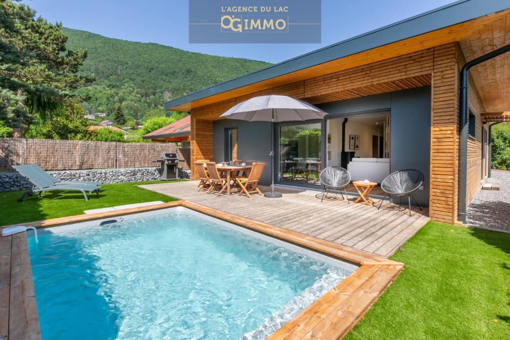 a swimming pool in the yard of a house at Maison BOOA - Piscine privée & Lac à proximité in Sévrier