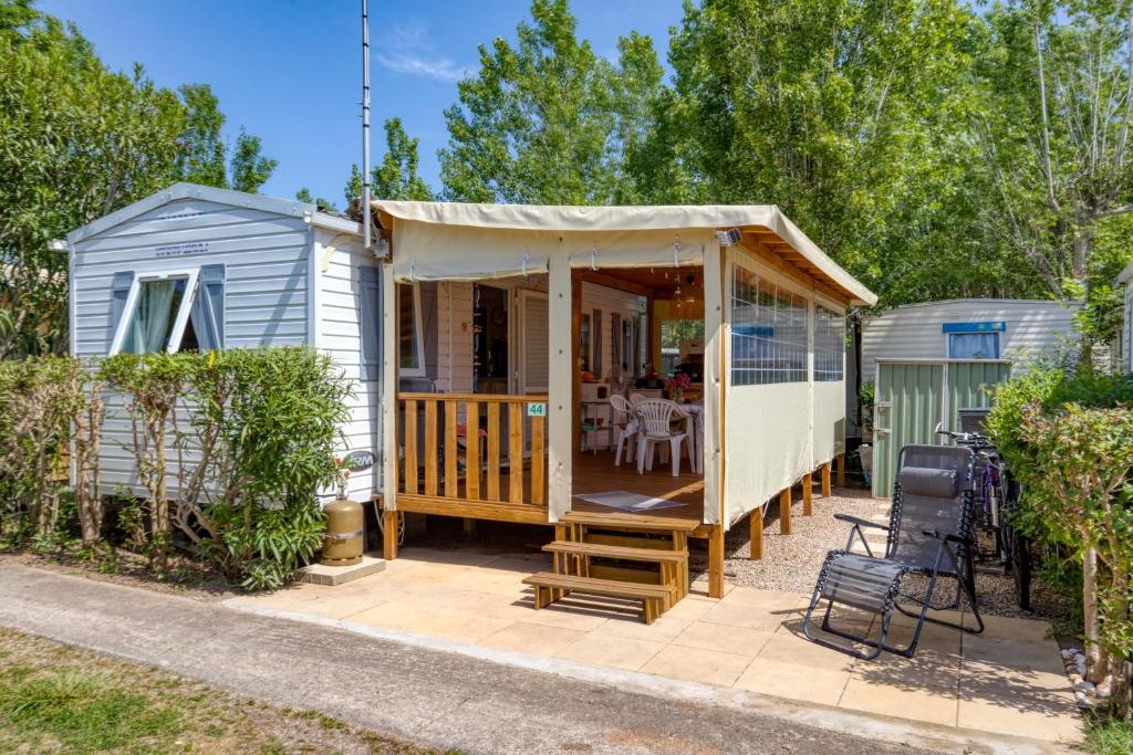 a tiny house with a gazebo at Location Mobilhome Agde in Agde