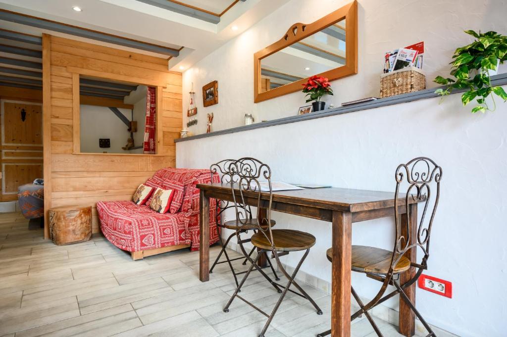 a dining room with a wooden table and chairs at Gîte La Petite Maison Des Vacances in Kaysersberg