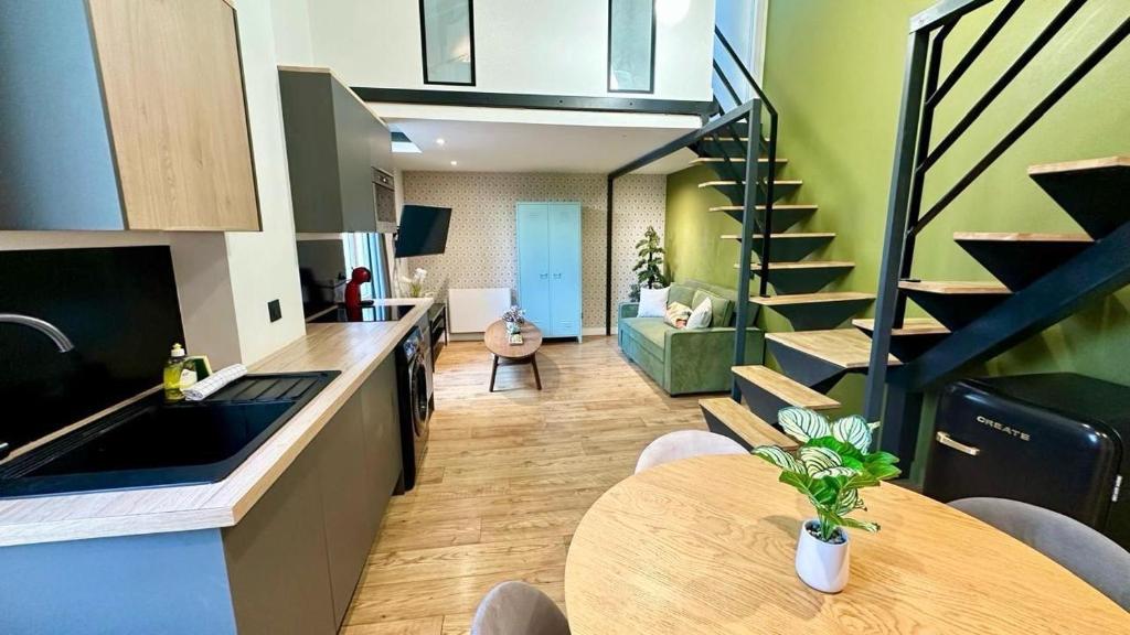 63 Claire 2 2 Bedrooms Vaise Train Station