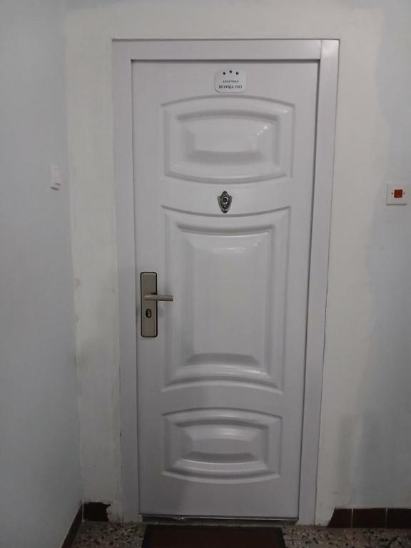 a white door in a white walled room at APARTMAN Verica 2025 in Vrdnik