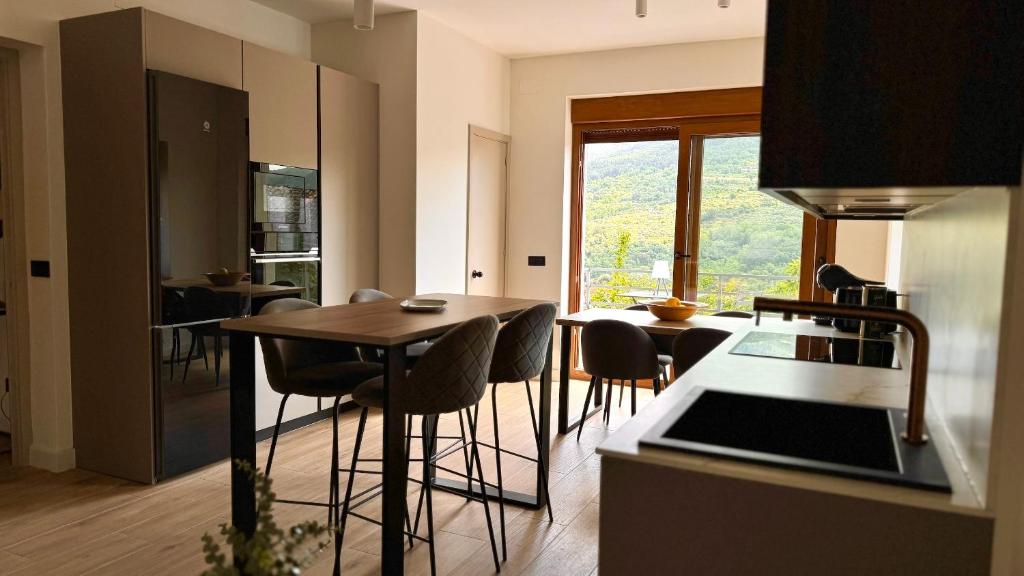 a kitchen with a counter and a table and chairs at Casa BuganVilla de Gredos in Mombeltrán