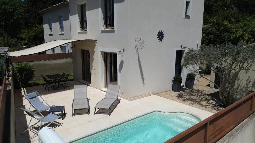 a villa with a swimming pool and a house at Le Cabanon de Laura in L'Isle-sur-la-Sorgue