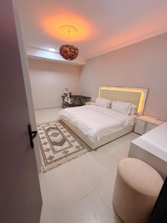 a bedroom with a bed and a chandelier at منازل الجود , أبحر - Manazil Al Joud , Obhour in Jeddah