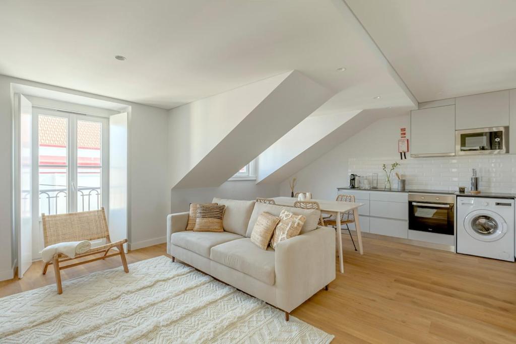 a white living room with a couch and a kitchen at Tulum Bohemian 2BR Apartment in Caparica