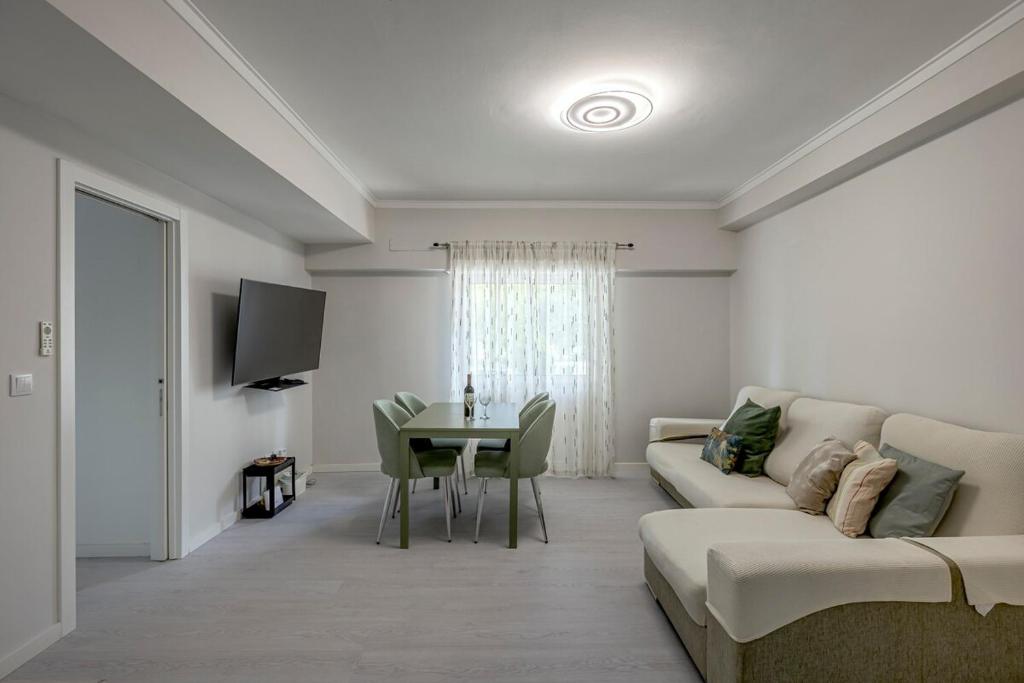 a living room with a couch and a table at Seixal River Retreat in Amora