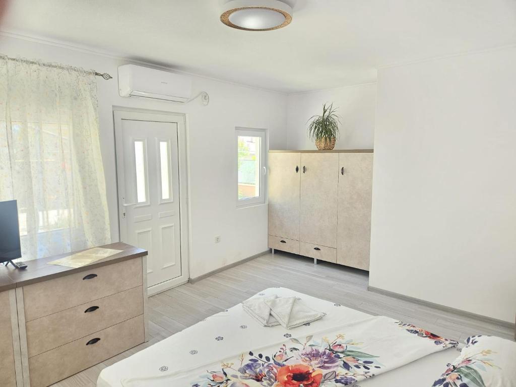 a white room with a bed and a dresser at 2 Mai - RS in 2 Mai